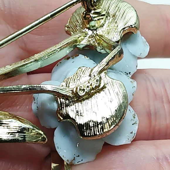 Vintage CORO Baby Blue Porcelain Double Rose Enameled Leaf Brooch Pin - Picture 7 of 11